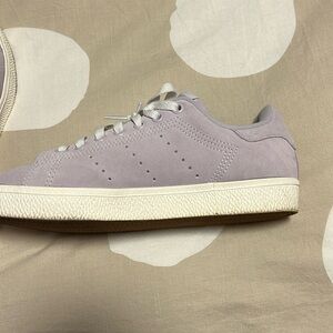 Adidas Stan smith.